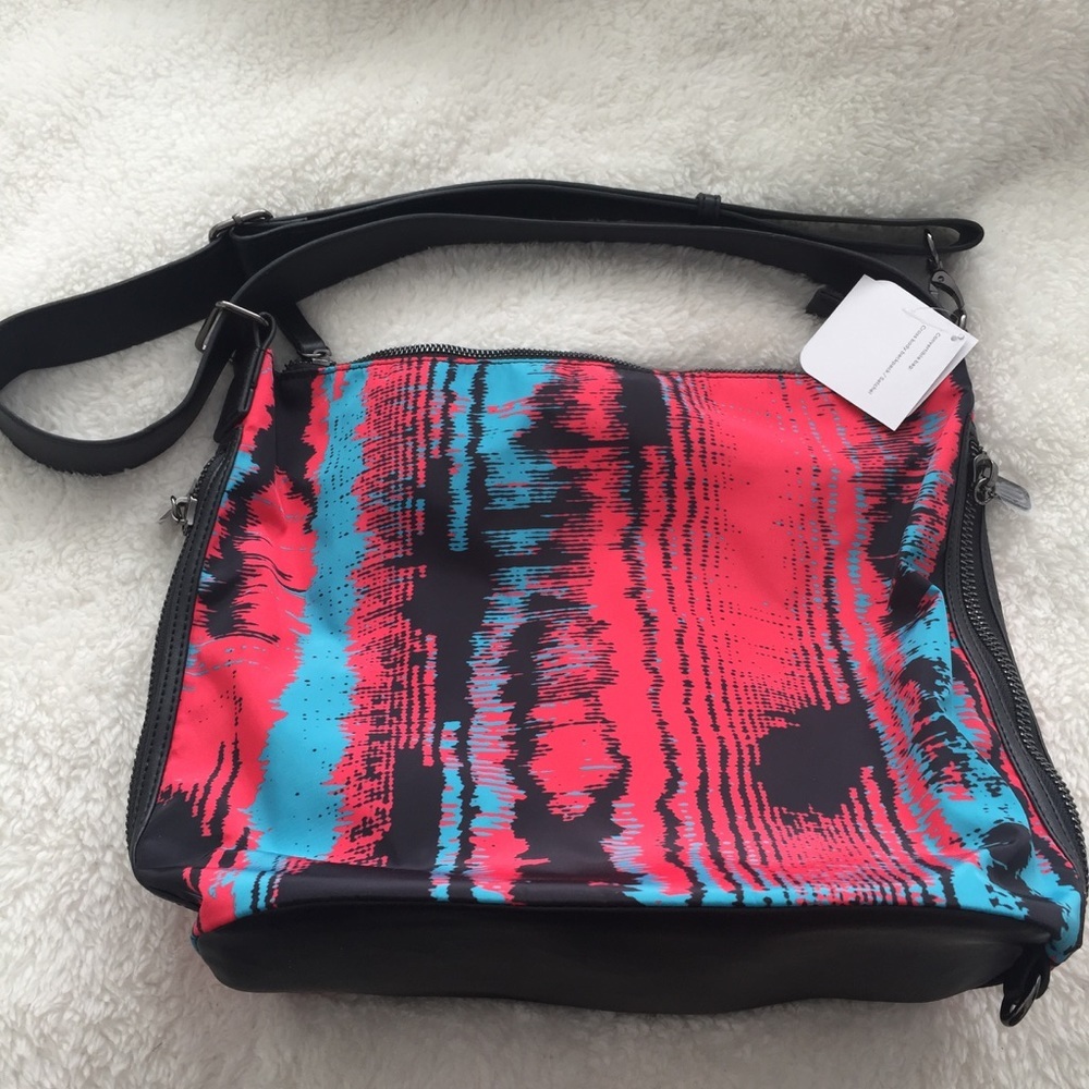 New Fabletics Hermosa Sling Tote in Heat Wave - Picture 3 of 8